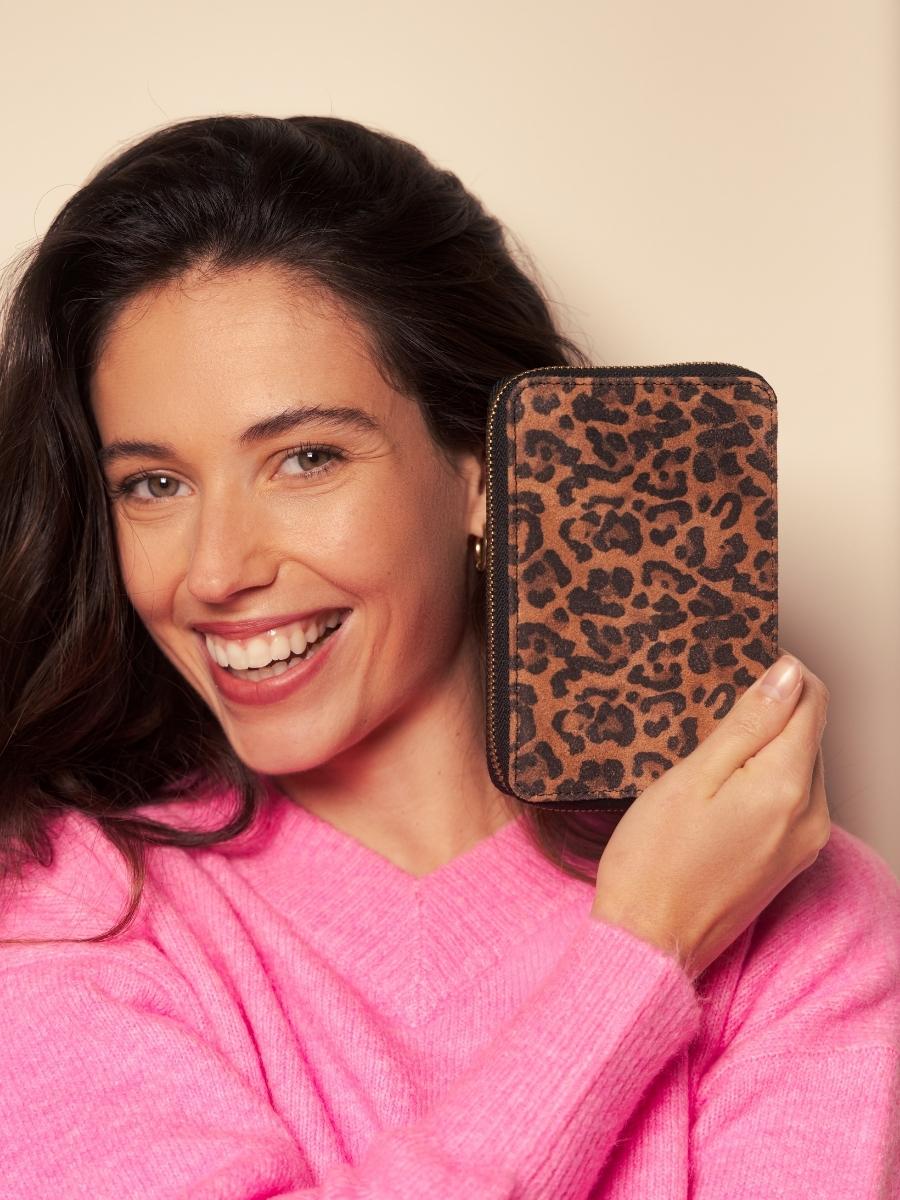 wallet-alice-leopard-black-ambient-view-m76-lp-b