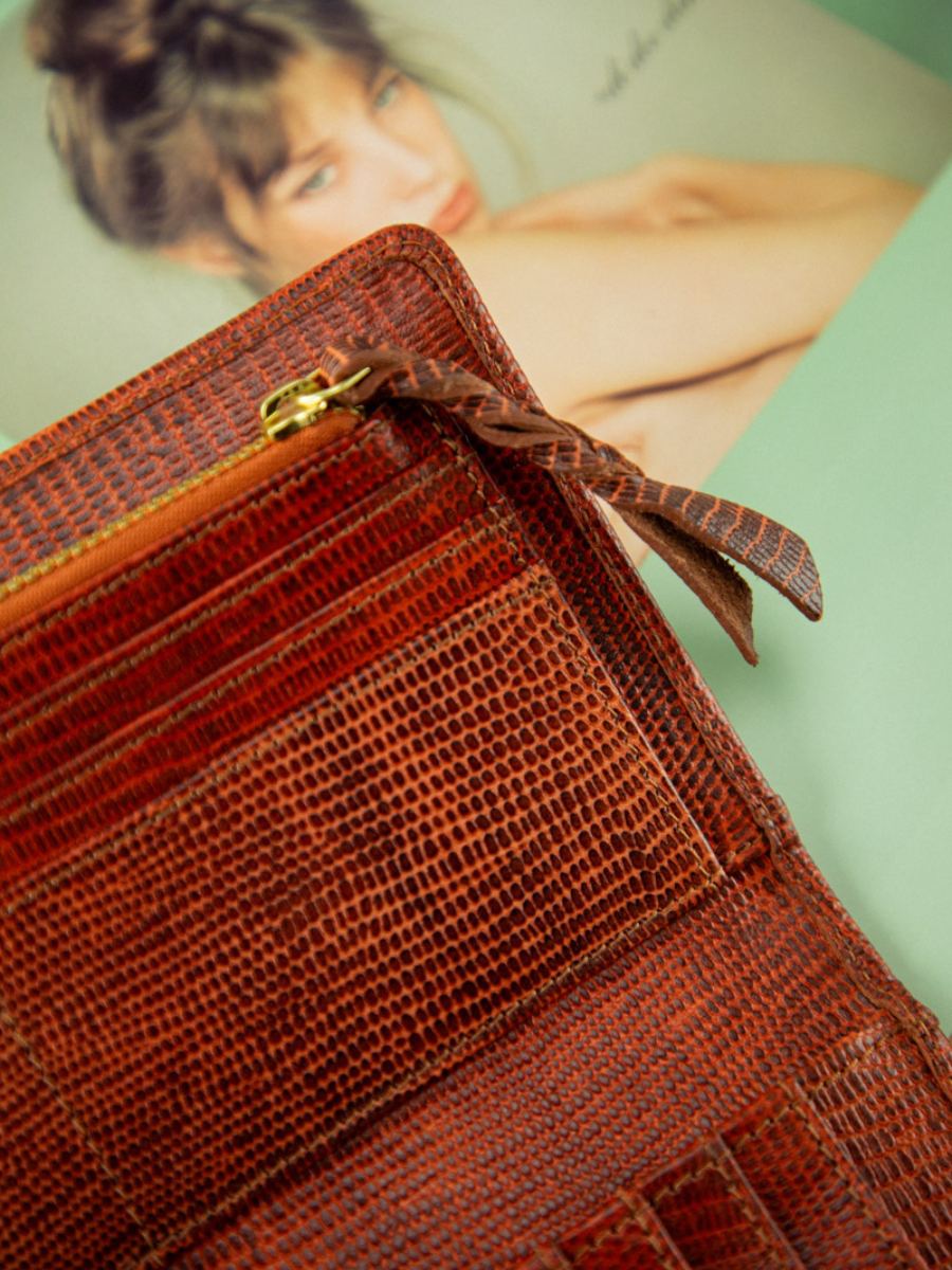 brown-leather-wallet-leportefeuille-charlotte-n2-1960-amber-paul-marius-ambient-view-picture-m67-l-l