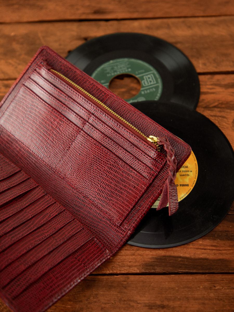 red-leather-wallet-leportefeuille-charlotte-n2-1960-garnet-paul-marius-ambient-view-picture-m67-l-r