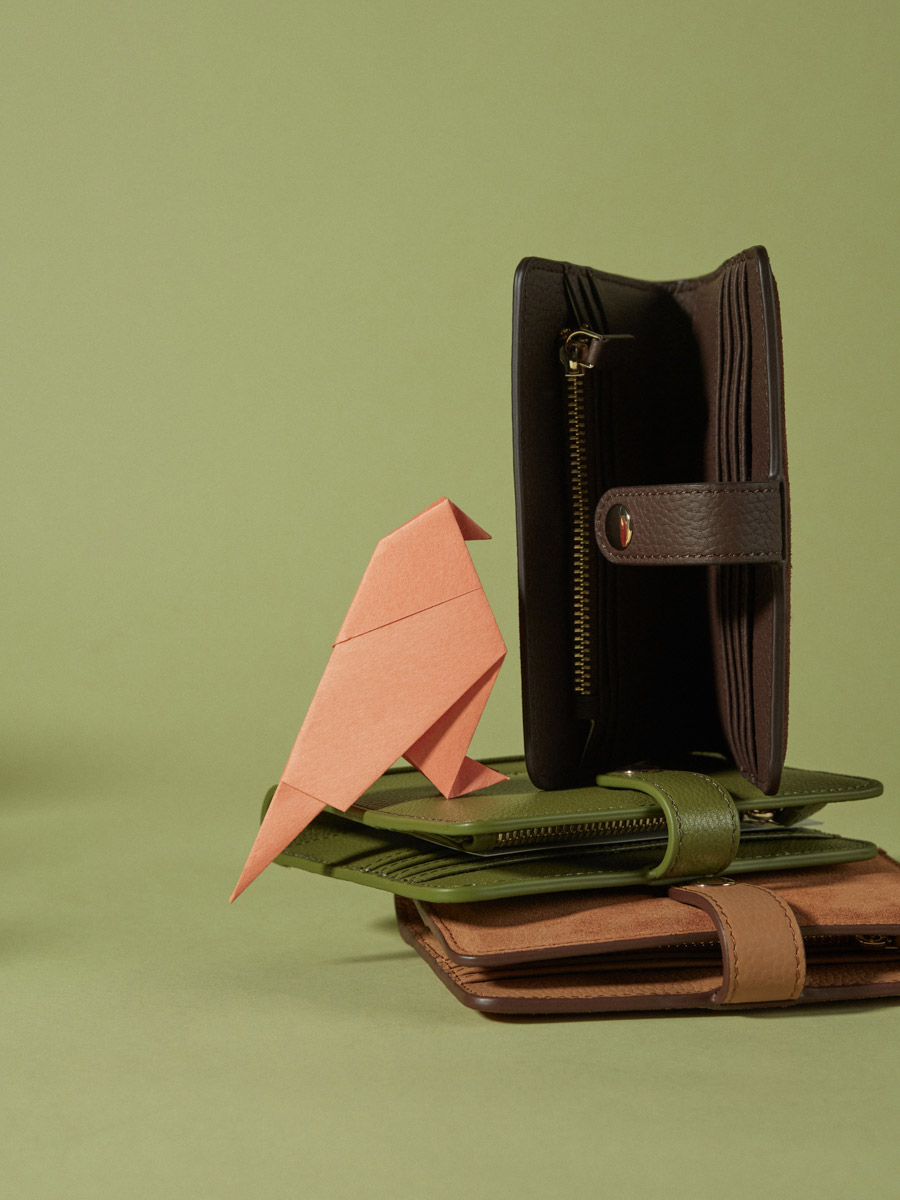 leather-brown-wallet-leporte-feuille-jeanne-chocolate-focus-material-view-m34-su-db