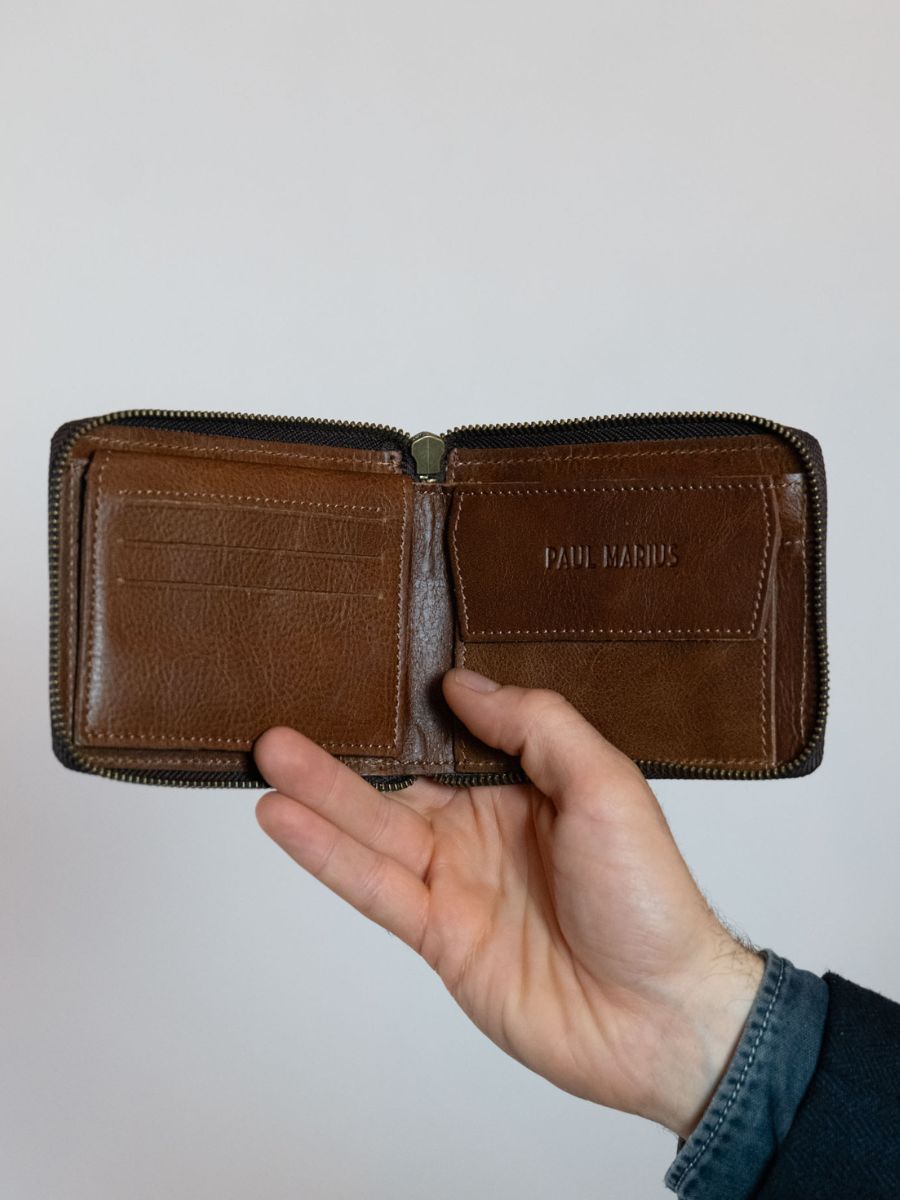 leather-wallet-unisex-brown-ambient-view-picture-leportefeuille-paul-tobacco-brown-paul-marius-wallet-mk