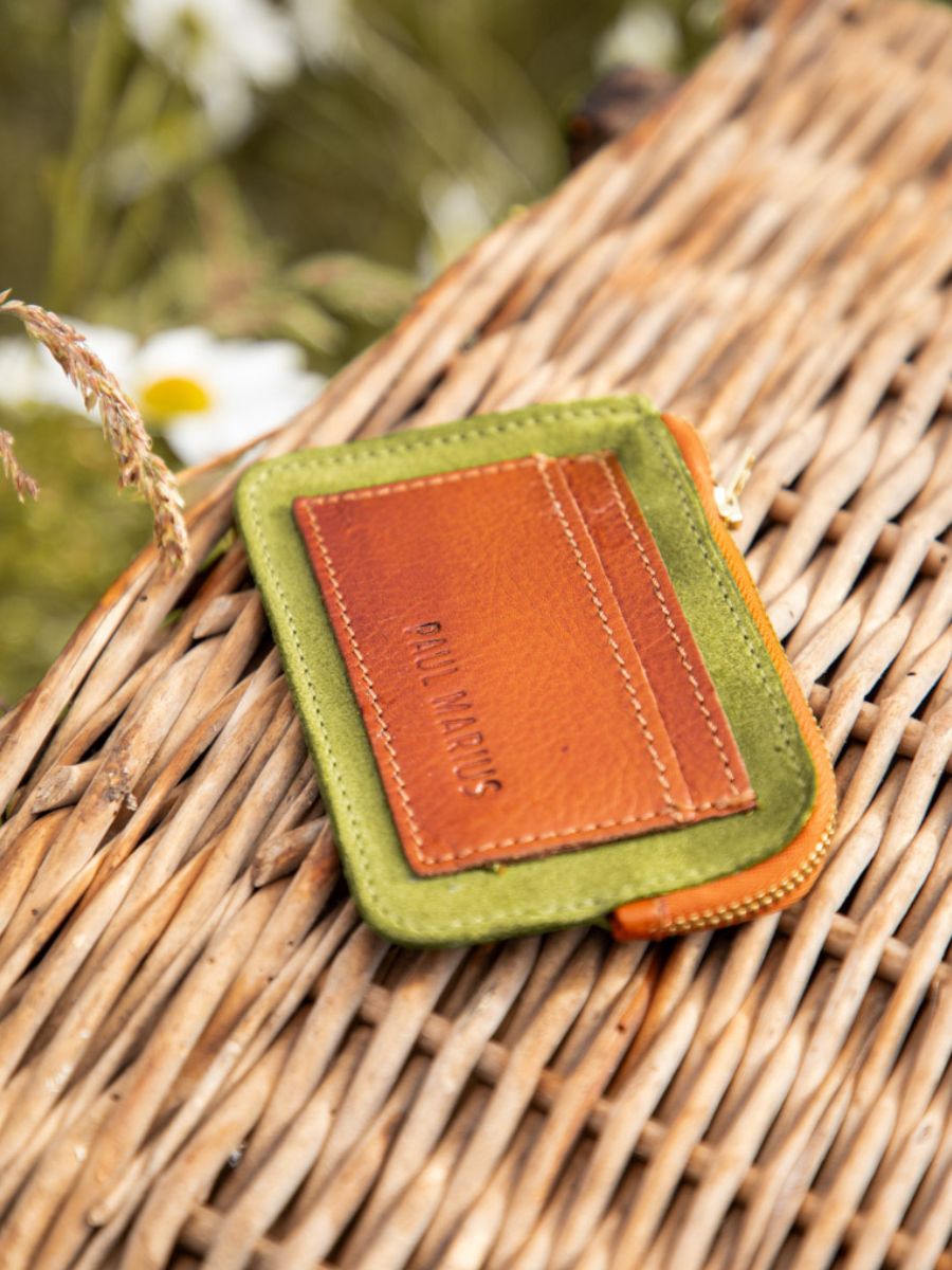 leather-wallet-man-brown-khaki-ambient-view-picture-leporte-monnaie-augustin-nomade-paul-marius-m68-oco-gr