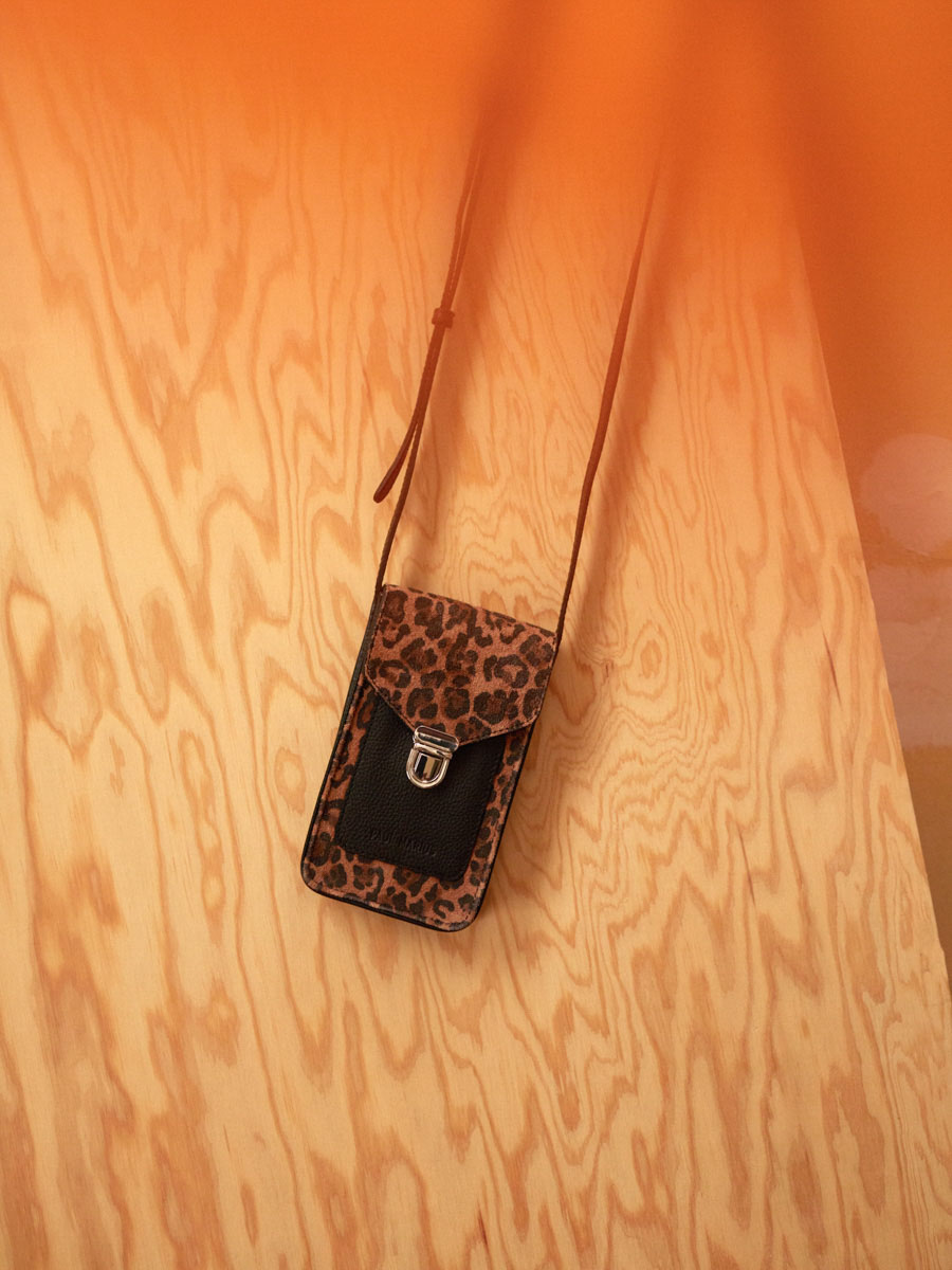 leather-phone-bag-leporte-telephone-leopard-black-ambient-view-m88-lp-b