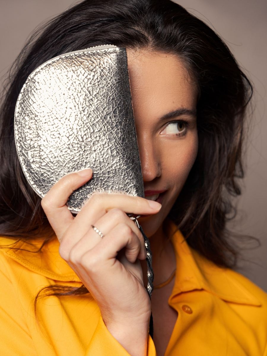 wallet-leportefeuille-manon-miroir-silver-side-view-m32-mir