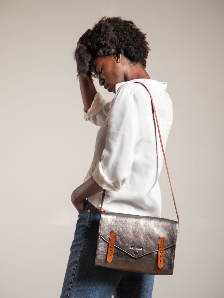 silver-leather-shoulder-bag-lindispensable-steel-paul-marius-campaign-picture-w08-gm