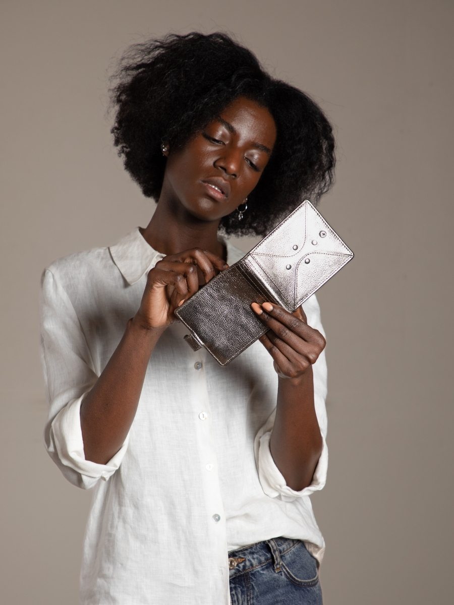 silver-leather-wallet-leportefeuille-louise-steel-paul-marius-campaign-picture-m30-gm