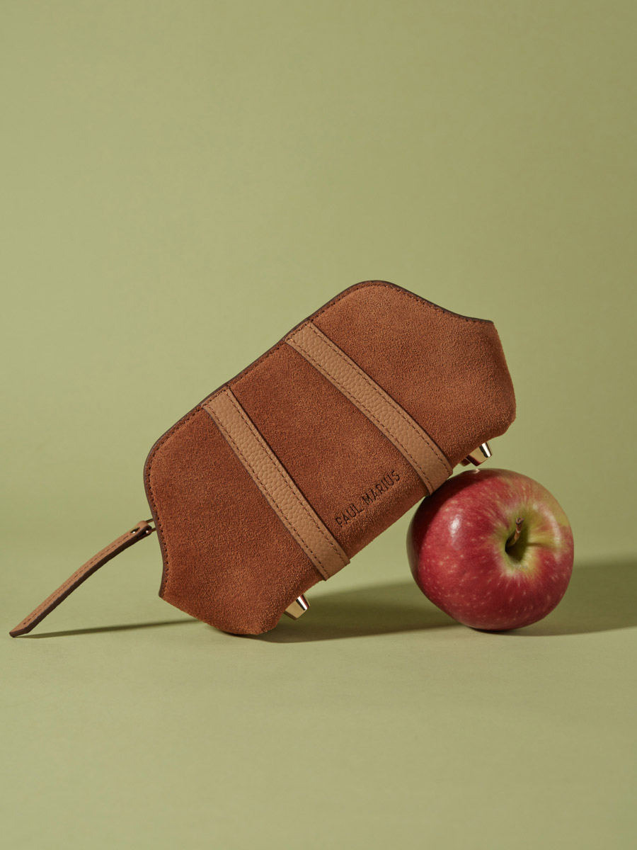 pocket-brown-purse-louis-brick-ambient-view-m77-su-co