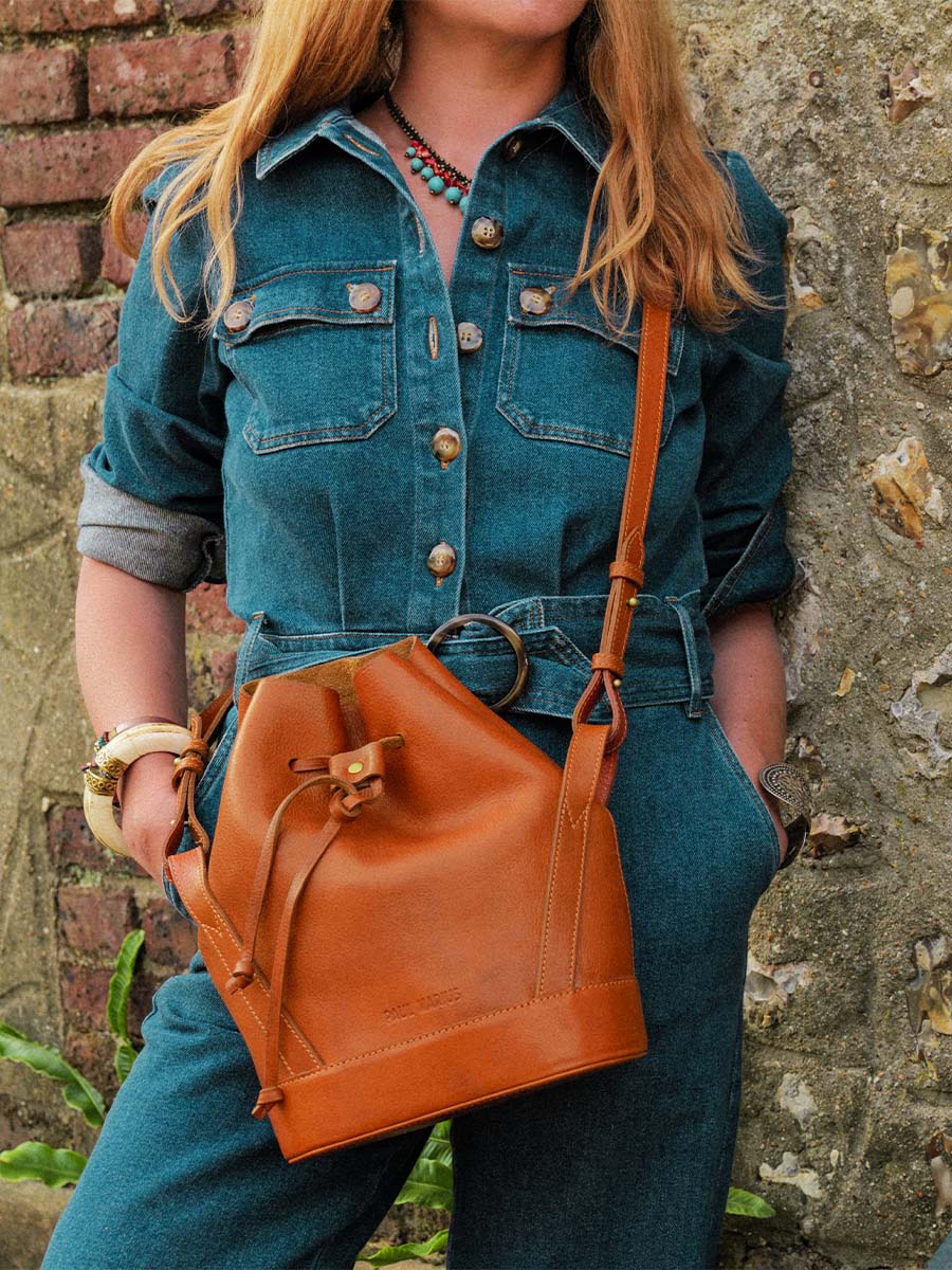 brown-leather-bucket-bag-women-parade-picture-aumoniere-oiled-cognac-paul-marius-3760125358123