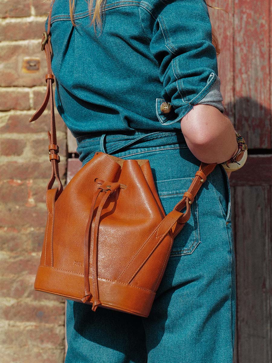 brown-leather-bucket-bag-women-close-up-picture-aumoniere-oiled-cognac-paul-marius-3760125358123