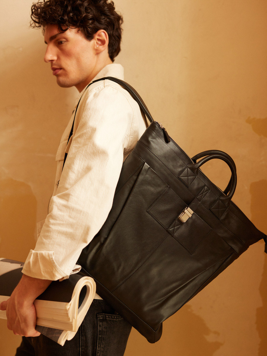 briefcase-backpack-black-aviateur-oily-black-ambient-view-b07-obl