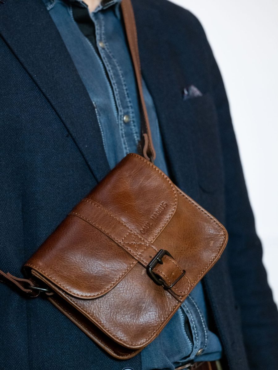 brown-leather-shoulderbag-lessentiel-tobacco-brown-paul-marius-ambient-view-picture-m21-mk