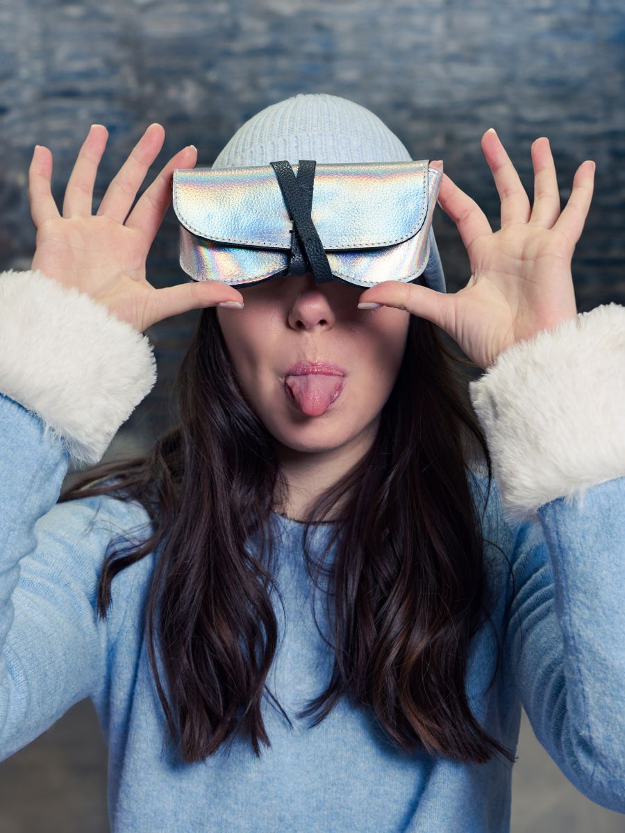 glasses-case-letui-a-lunettes-givre-holographic-black-campaign-view-m49-giv