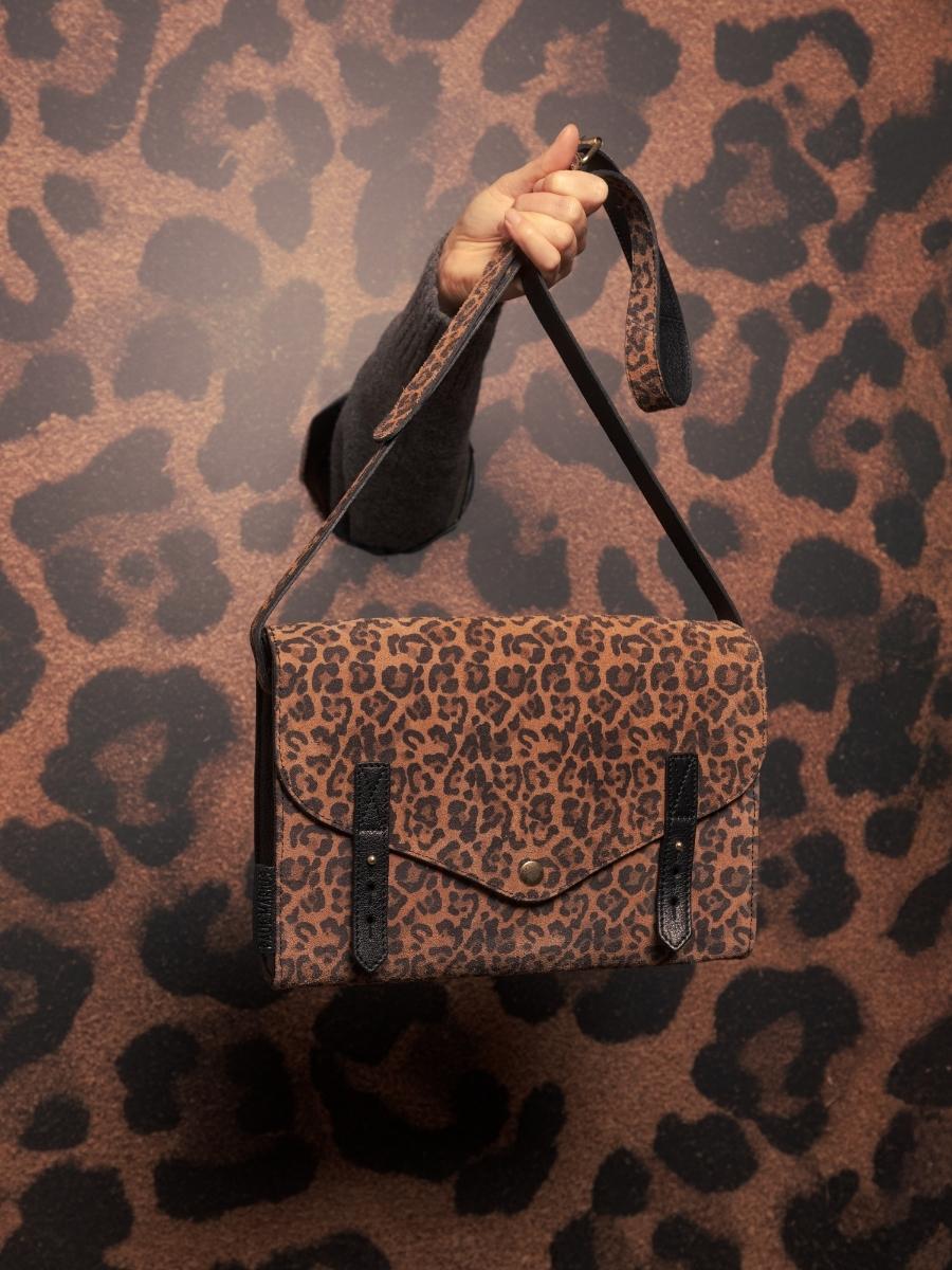 shoulder-bag-lindispensable-leopard-black-ambient-view-w08-lp-b