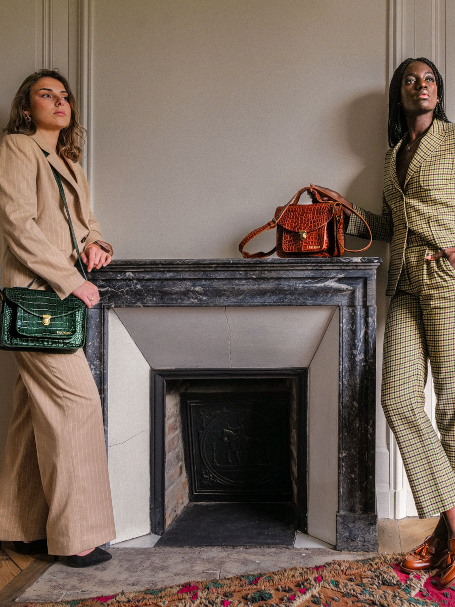 leather-crossbody-bag-for-woman-dark-green-picture-parade-mademoiselle-george-alligator-malachite-paul-marius-3760125357331