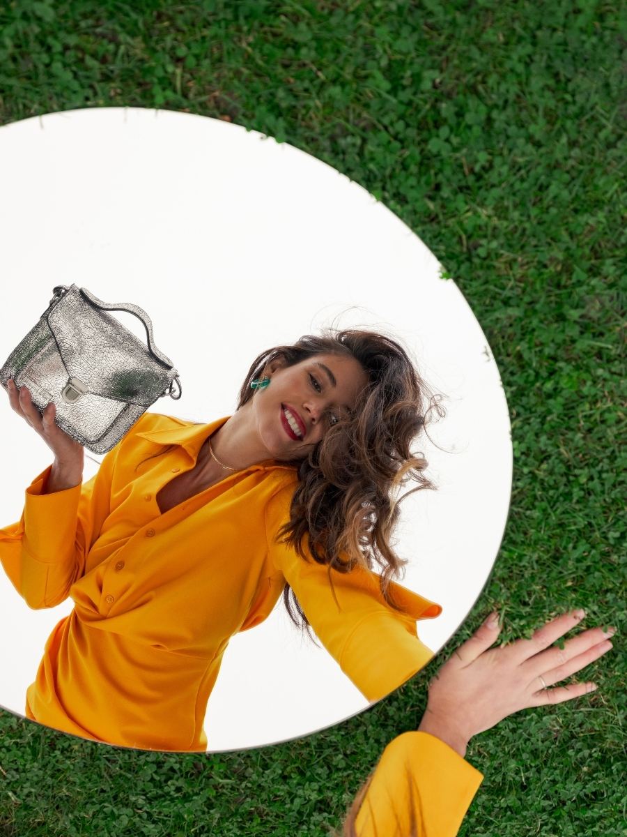 cross-body-bag-mademoiselle-george-xs-miroir-silver-ambient-view-w05xs-mir