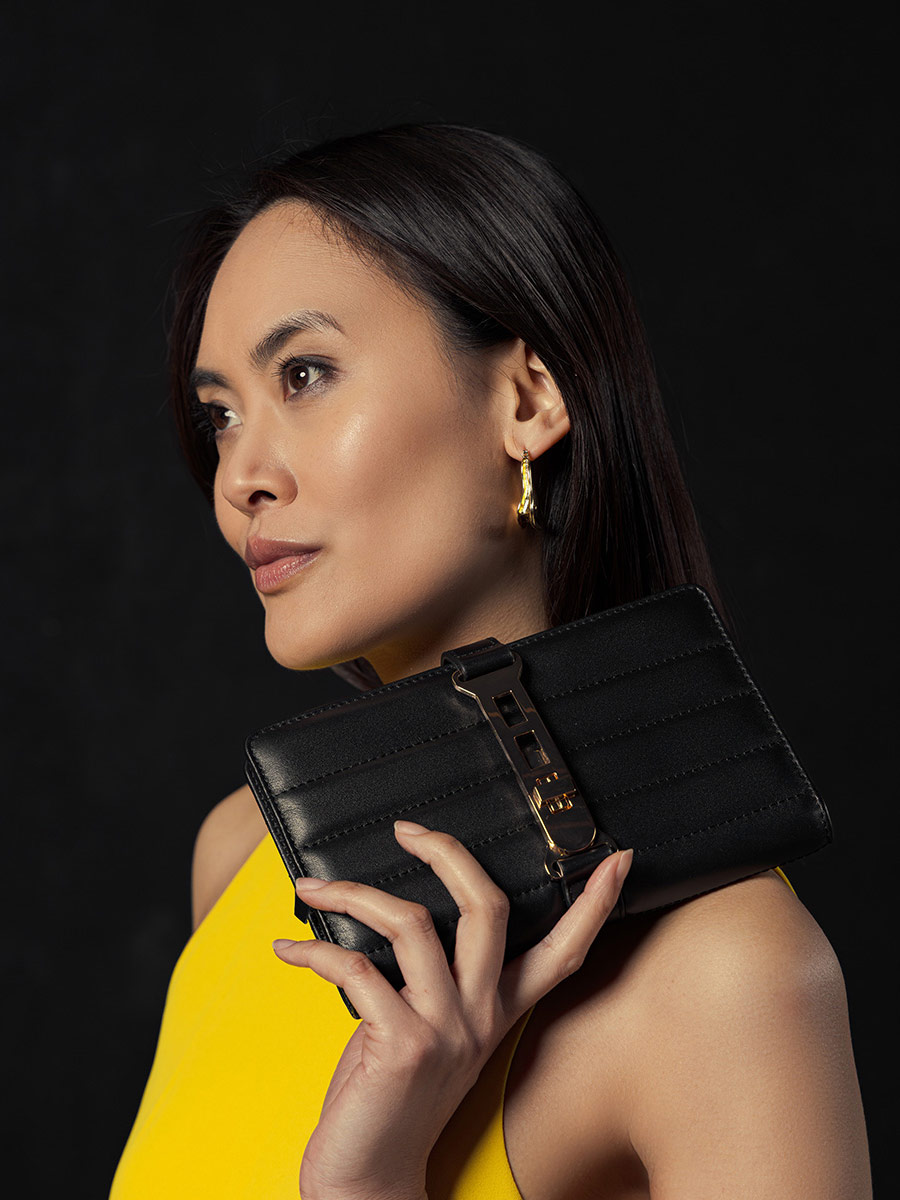 quilted-wallet-gaspard-sellerie-black-ambient-view-m78-mat-s-b