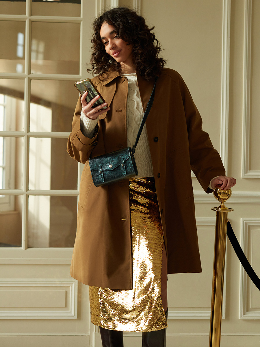 shimmering-green-mini-leather-shoulder-bag-lemini-indispensable-minuit-ambient-view-w08s-m-gr