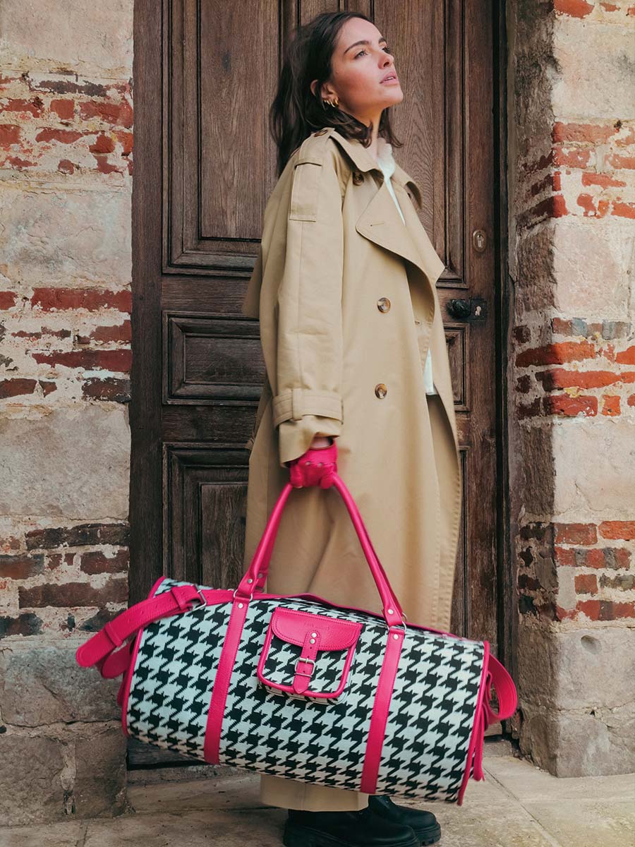 pink-leather-travel-bag-levoyageur-xl-allure-fuchsia-paul-marius-campaign-picture-m08s60-hs2-pi