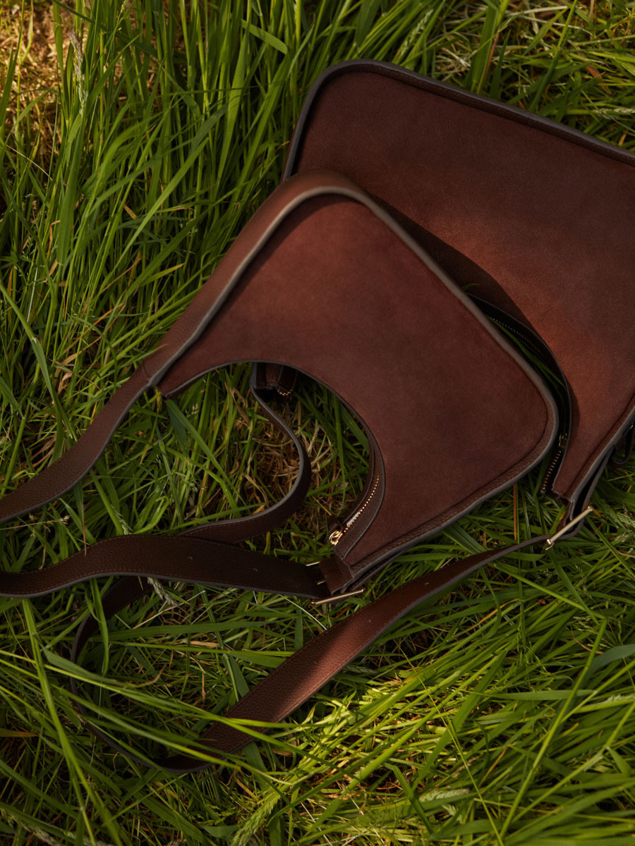 mini-baguette-bag-brown-leather-victoire-xs-chocolate-ambient-view-w54xs-su-db