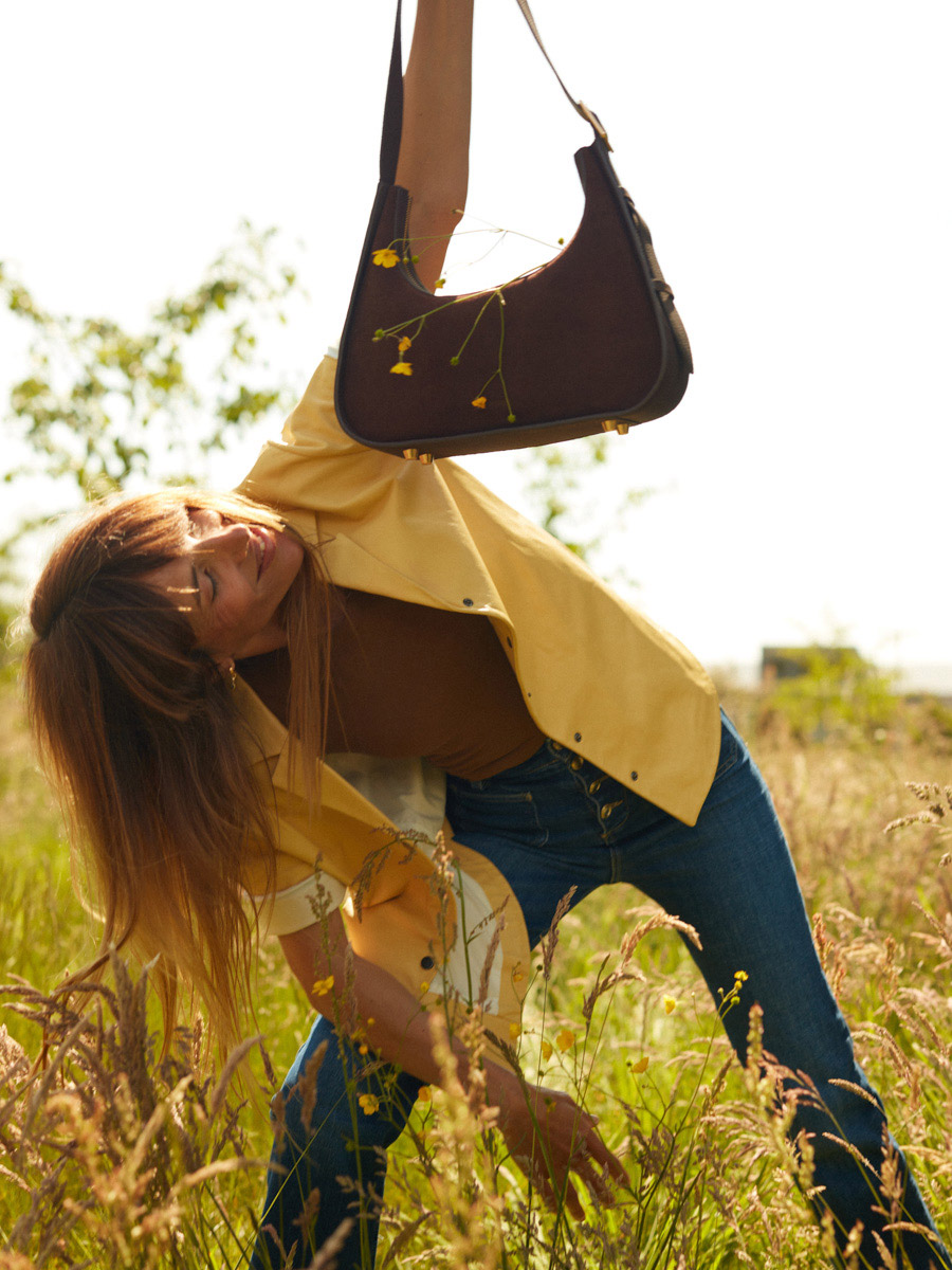 baguette-bag-brown-leather-victoire-chocolate-ambient-view-w54-su-db