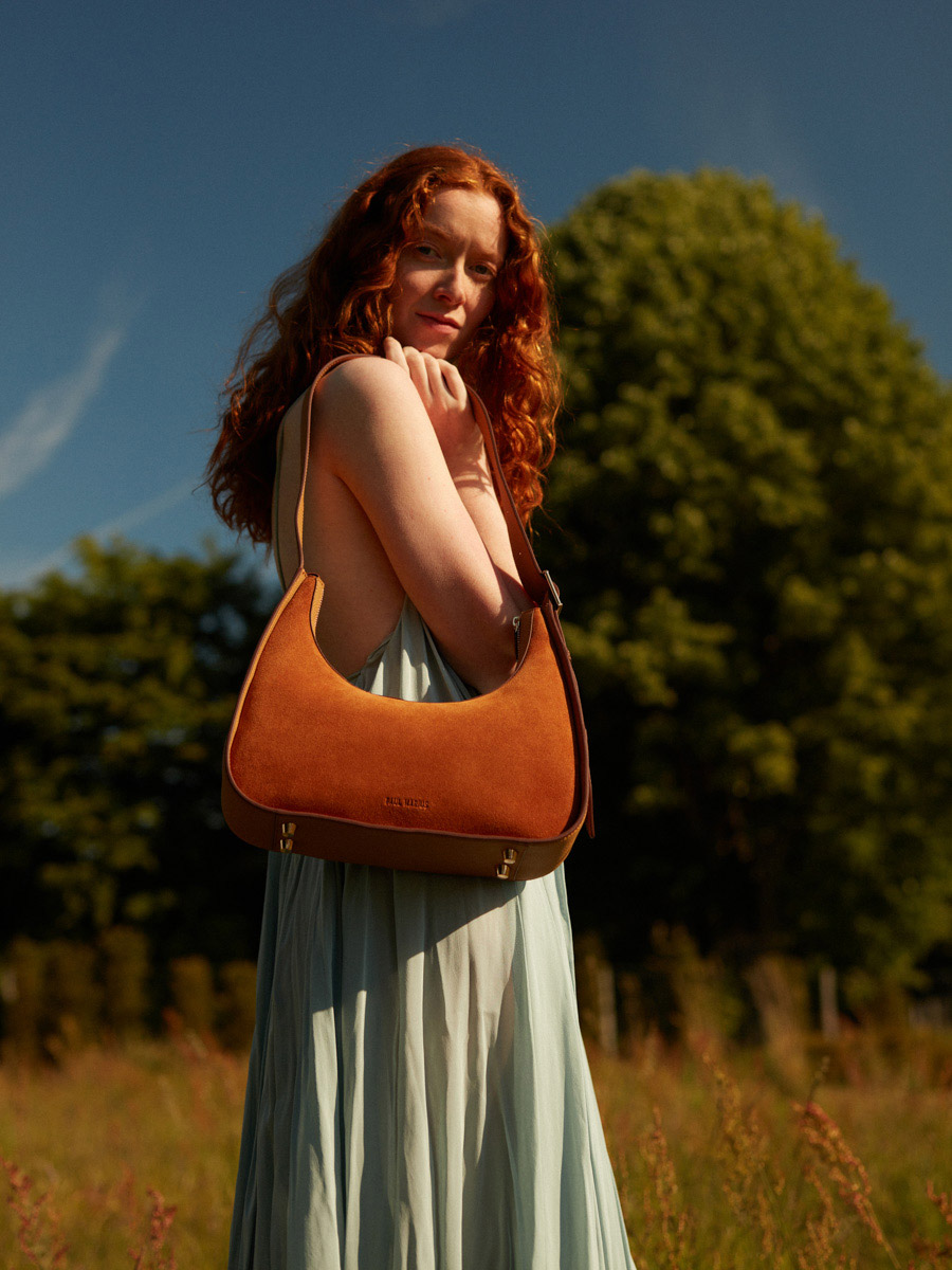 baguette-bag-brown-leather-victoire-brick-ambient-view-w54-su-co