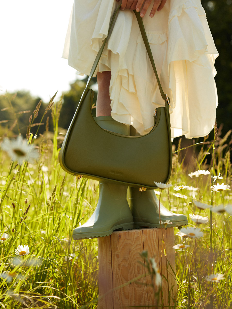 baguette-bag-leather-victoire-olive-green-ambient-view-w54-gr-o