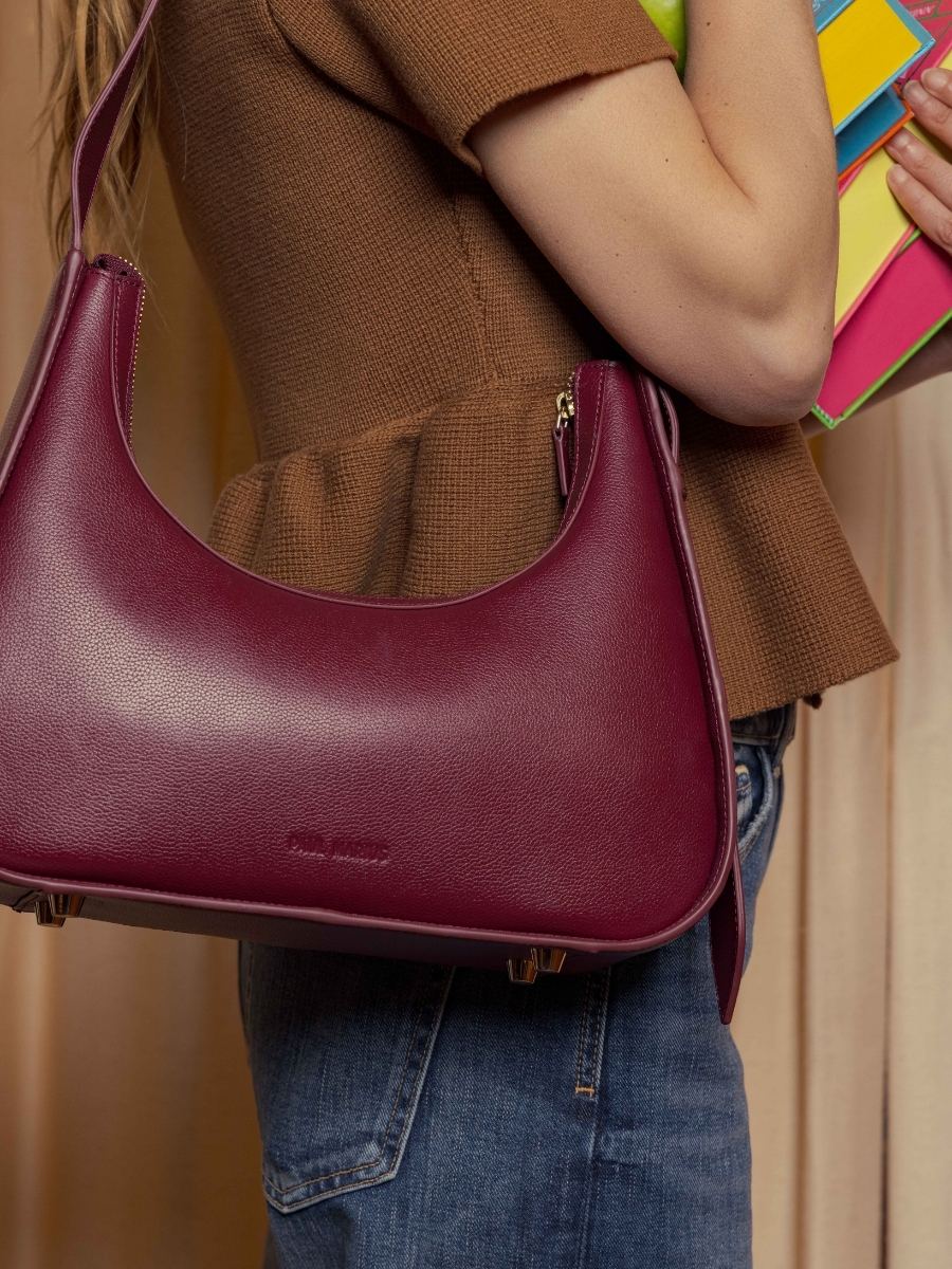 baguette-bag-leather-victoire-burgundy-focus-material-view-w54-p