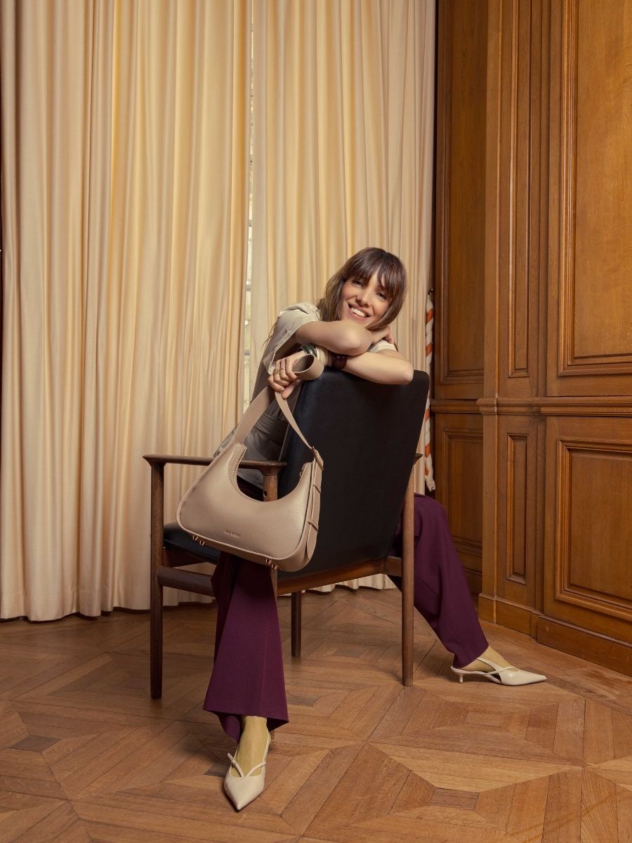 baguette-bag-leather-victoire-taupe-ambient-view-w54-bei