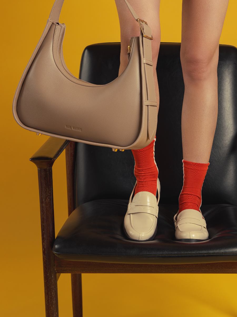 baguette-bag-leather-victoire-taupe-side-view-w54-bei