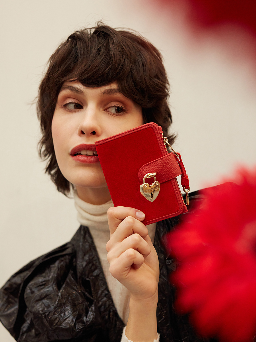 red-leather-wallet-valentine-ambient-view-m89-fus-r 