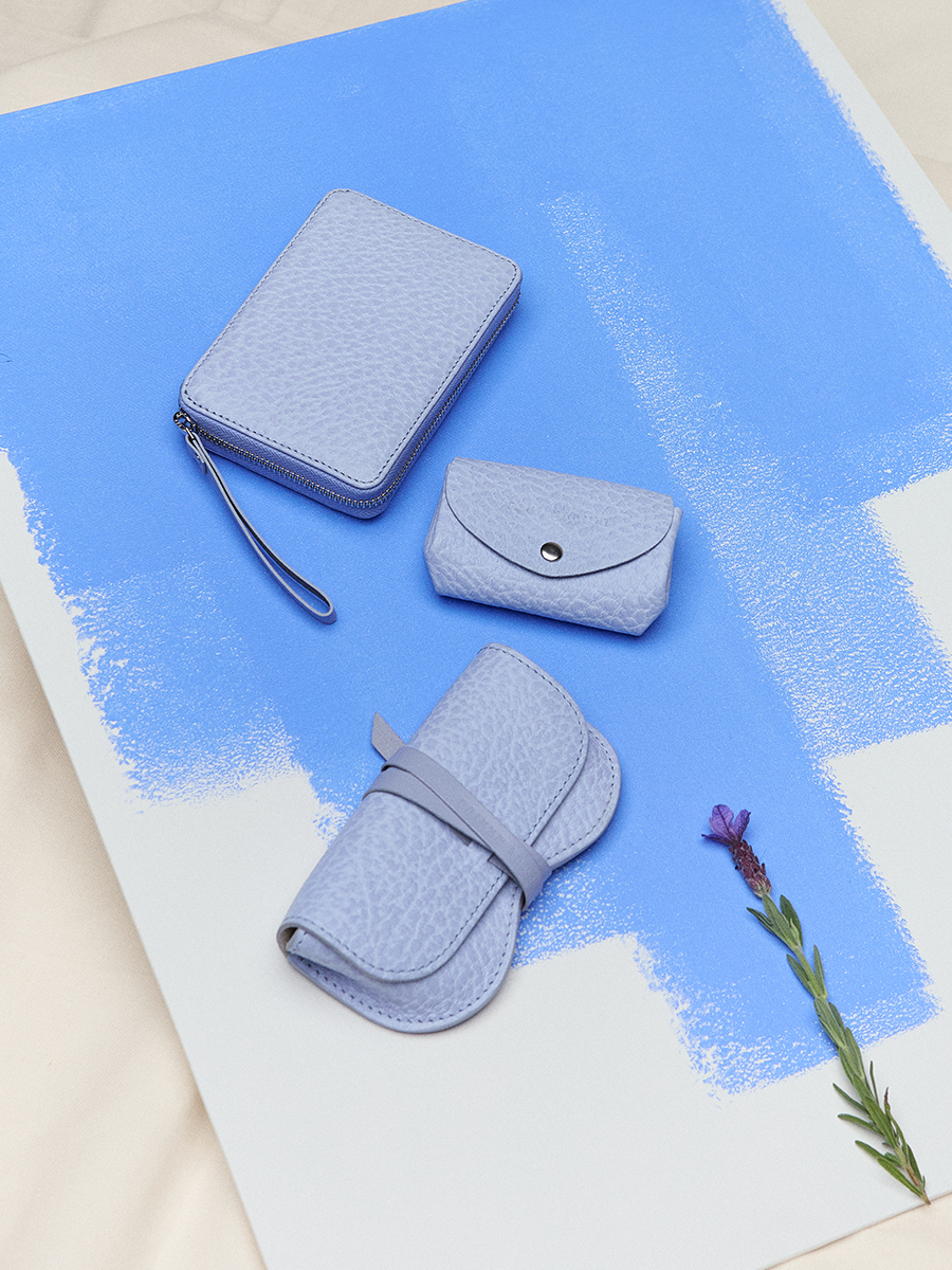 Purple leather glasses case L'Étui à Lunettes - Lavende side view