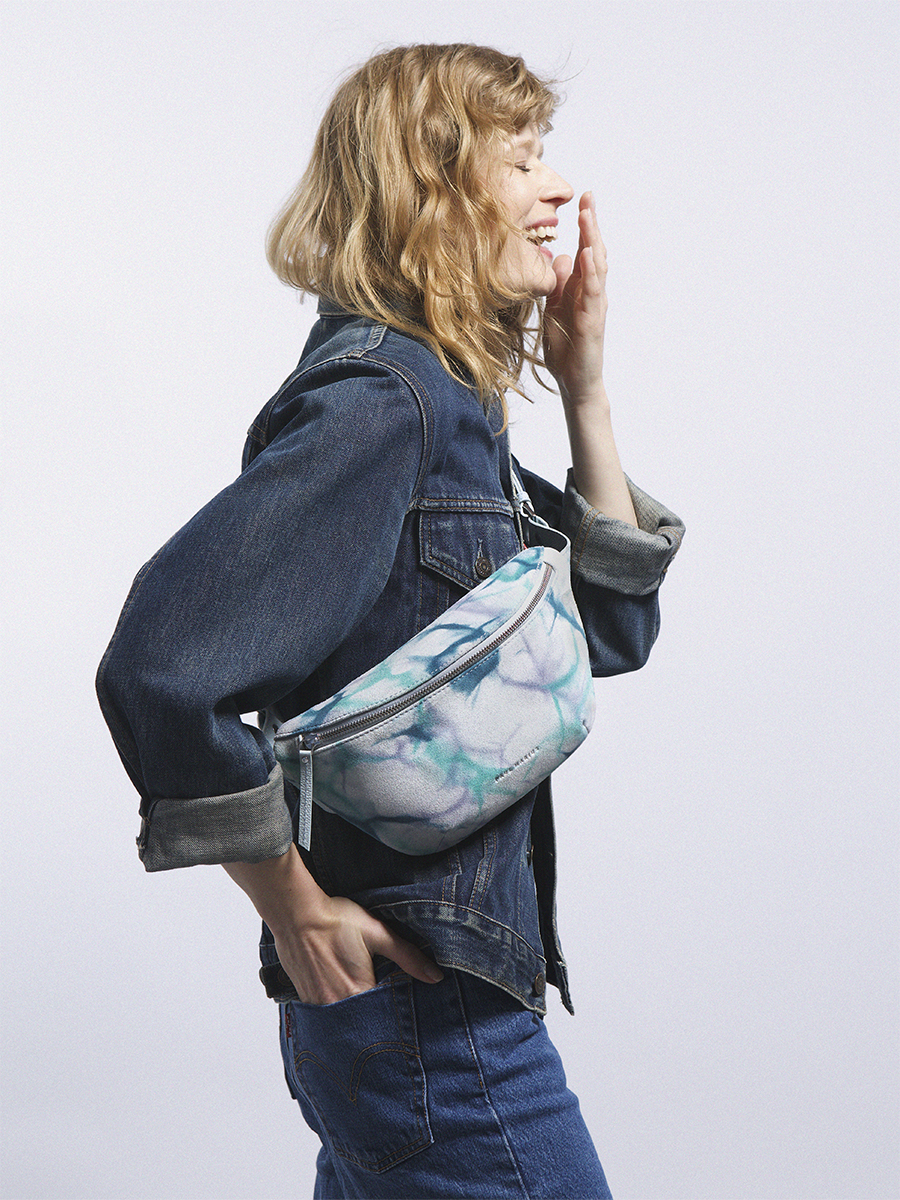 Blue Tie & Dye fanny pack LaBanane - Tie & Dye Blue ambient view