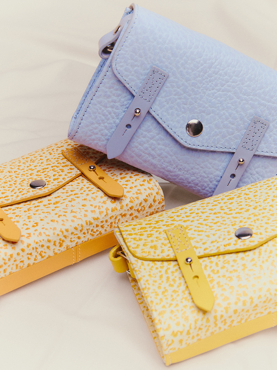 Small yellow leather crossbody bag LeMini Indispensable - Citronnade side view