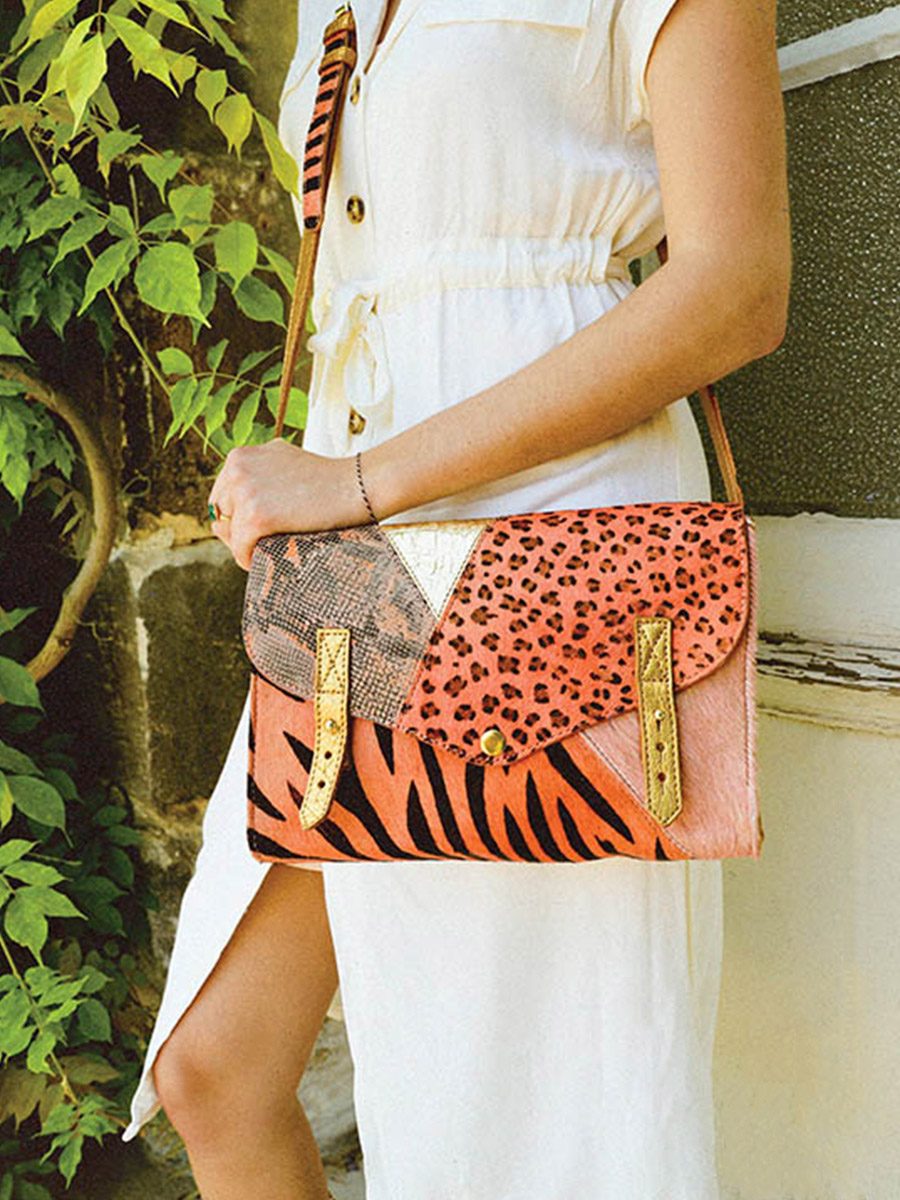 leather-woman-shoulder-bag-pink-gold-side-view-picture-lindispensable-chimere-pink-gold-paul-marius-3760125337241