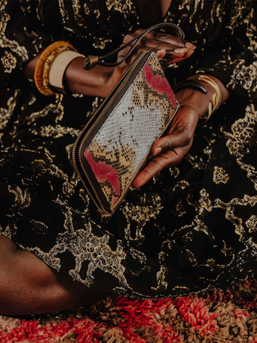 leather-wallet-woman-side-view-picture-leportefeuille-charlotte-paul-marius-3760125352145