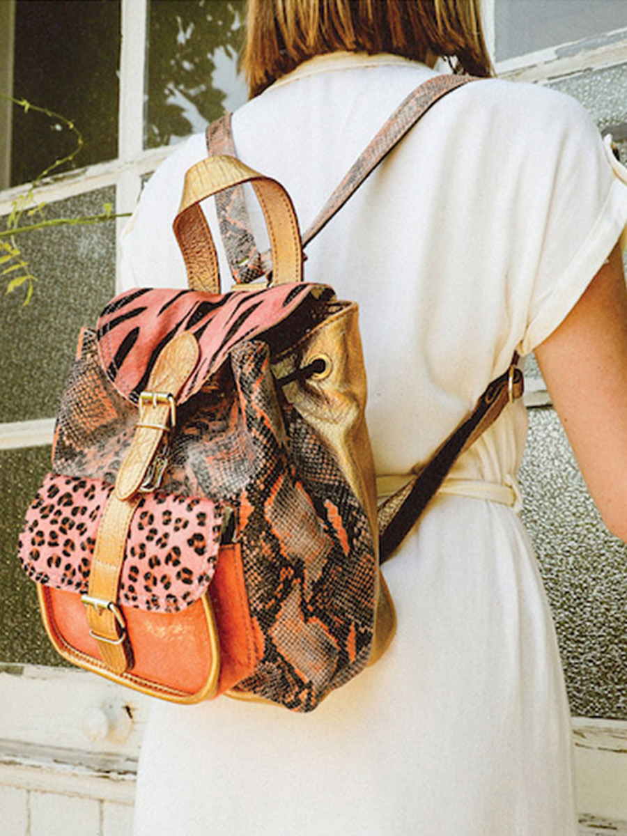 leather-backpak-for-woman-pink-gold-side-view-picture-lebaroudeur-chimere-pink-gold-paul-marius-3760125336961