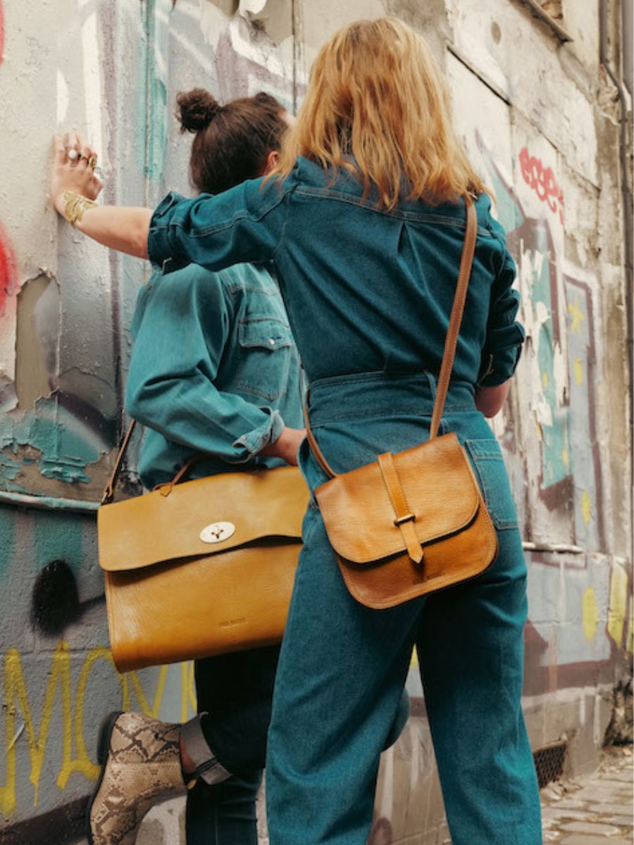 leather-shoulder-bag-for-woman-brown-rear-view-picture-lagibeciere-oiled-honey-paul-marius-3760125355504